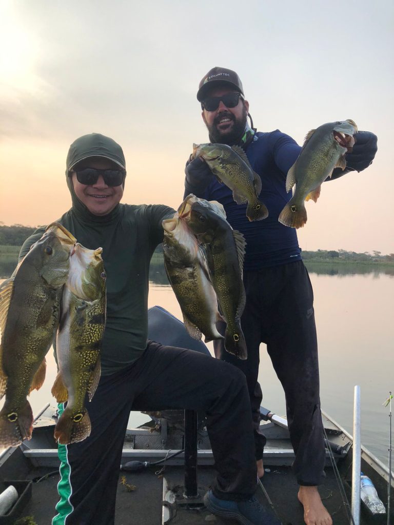 Equipe e hóspedes na Pousada Toca do Peixe